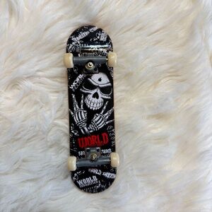 Vintage Rare Tech Deck World Industries Skull Head Graphic 96mm Fingerboard